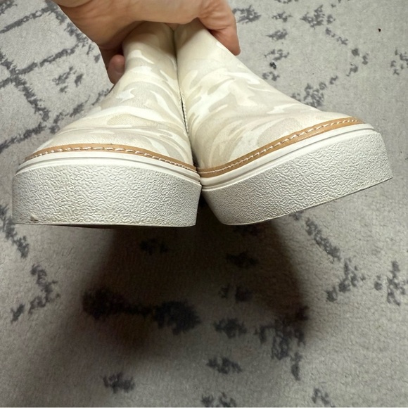 TOMS Bryce Egret Camo Printed Slip On High Top Canvas Sneaker - Picture 5 of 10